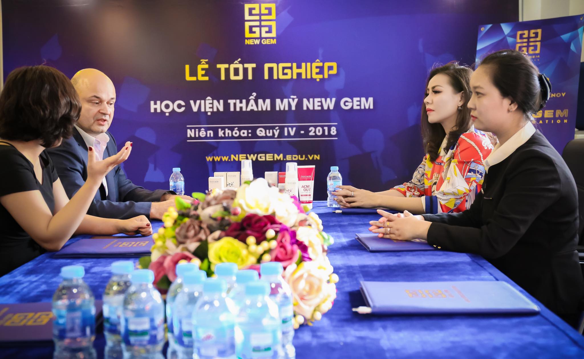 Tiến sĩ Nicolay Neydenov đã có buổi tới thăm học viên thẩm mỹ NEW GEM của hoa hậu Jolie Thơ Nguyễn.