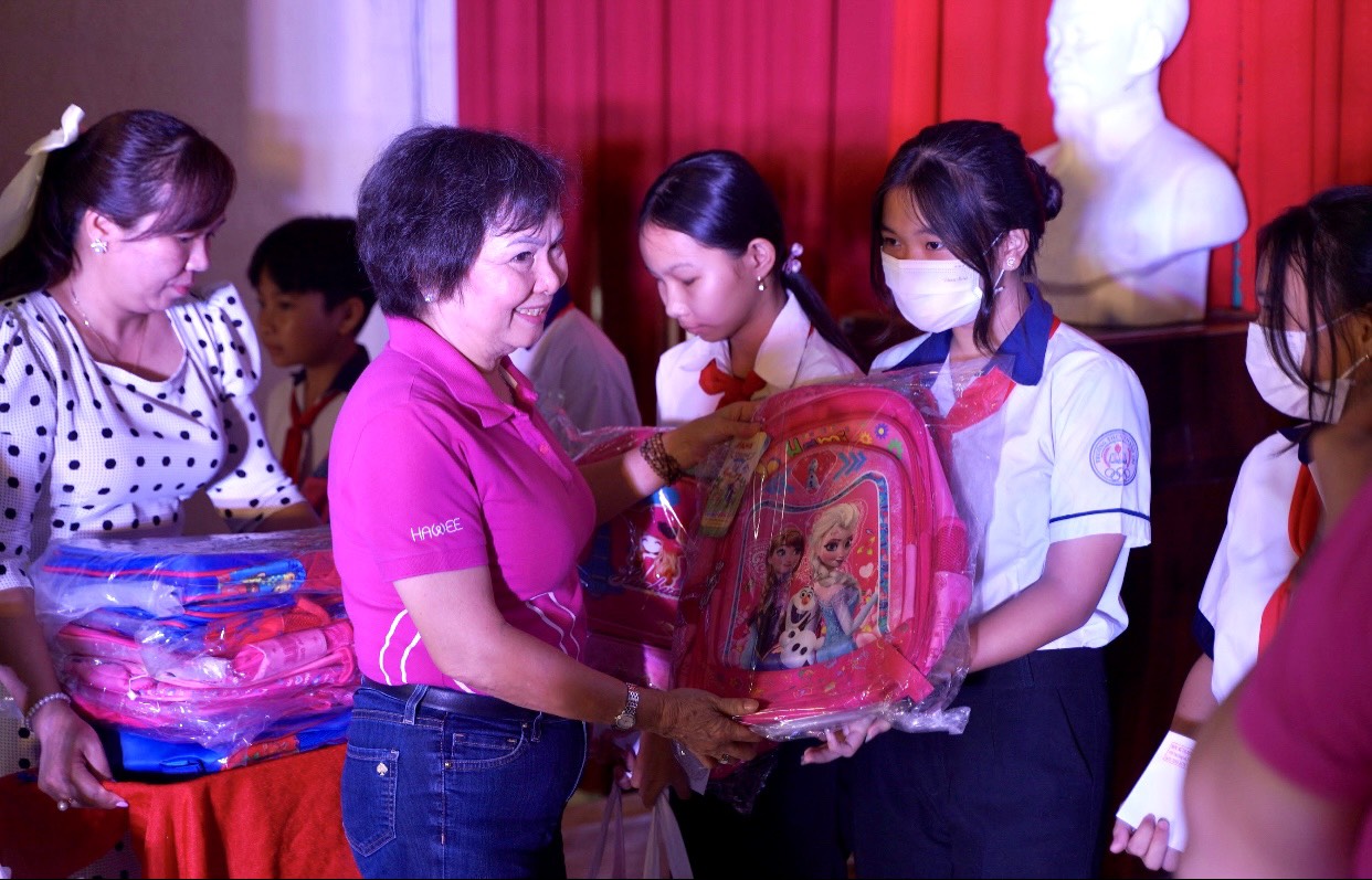 Hội Nữ Doanh Nhân Tp.HCM (HAWEE) trao quà cho Tỉnh Sóc Trăng