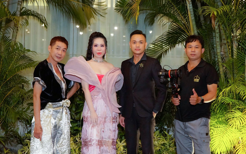 Hoa hậu ảnh Thanh Hằng cùng bạn bè trong Hội ngộ Tân niên vạn phúc